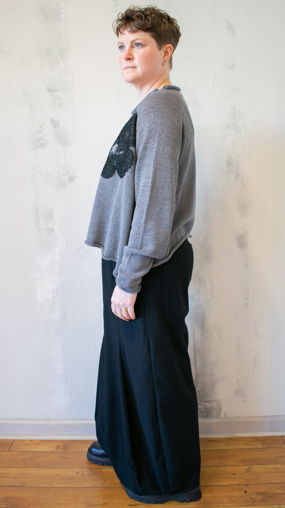 Intarsia Knit Flower Pullover in Dark Grey