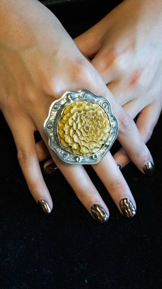 Vintage Resin Flower Ring