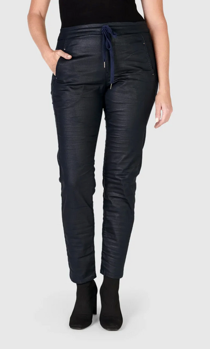 Iconic Denim in Metalic Navy