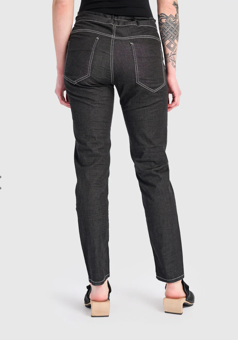 Washed Iconic Denim in Jet