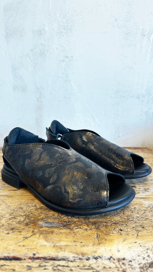 Kamaa Sandals in Black/Gold