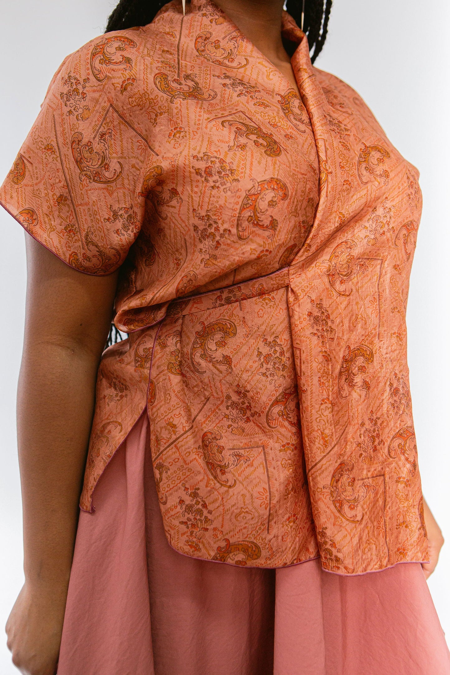 Uno Wrap, Sari